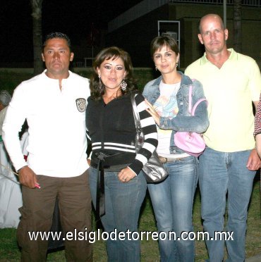 25092007
Óscar y Marcela Torres, Daniel y Dora González.