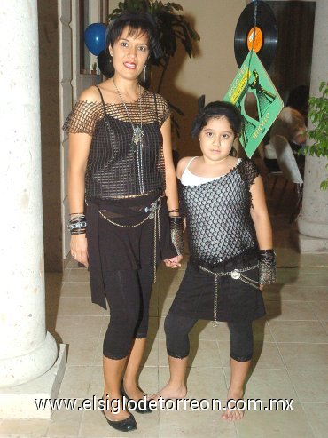 25092007
También Liliana Pérez, la chiquita de la familia se disfrazó de Madonna al igual que su mamá Liliana.