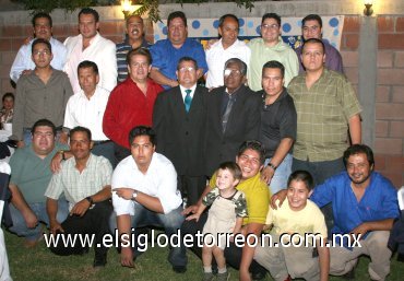 25092007
Salvador Campos Valles durante su fiesta de cumpleaños, acompañado por algunos de sus familiares y amigos.