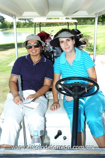 26092007
Malena de López y Cecy de Hernández convivieron en el marco de un torneo a Go Go.