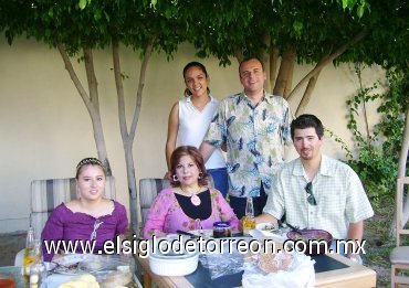 27092007
Liliana Marenco, Lizbeth Marenco, Ricardo J. Marenco M., Arturo Lupio Tracy, Leilan Lupio y Rosario Muñoz de Marenco.