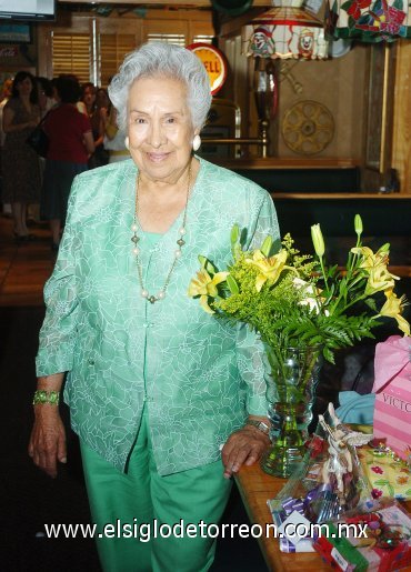 28092007
Doña Socorro Martínez de Meredith celebró su cumpleaños en días pasados.