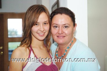 28092007
La festejada junto a su mamá, Leticia de Izaguirre.