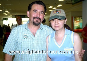 25092007
Ana Esther Cabrera viajó a México y la despidió Antonio Zavala.