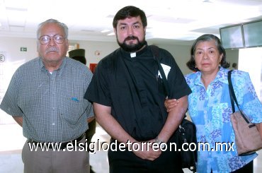 25092007
Pbro. Jorge Ramos viajó a Jalapa y lo despidieron Alejandro Ramos y Francisca de Ramos.