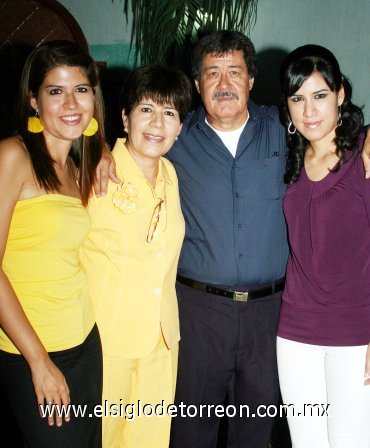 30092007
José Ramón Ávila Esquerra celebró sus 60 años, acompañado de su esposa Lupita Nájera de Ávila y sus hijas Sharon y Lizbeth Ávila Nájera.