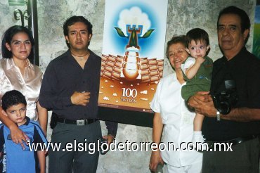 30092007
Lidia Becerra de García, Ricardo García Castillo, Yolanda Castillo, Luis Felipe y Alejandro García Becerra y Ricardo García Moreno.