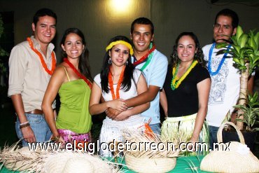 30092007
Los futuros novios junto a Cinthia Carolina y Silvia Cristina Soriano Taboada, así como otros amigos.