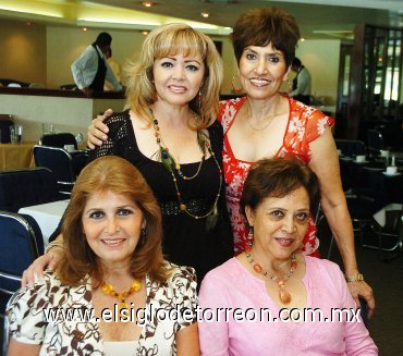 30092007
Lupita Trevizo de Anaya celebró su cumpleaños junto a sus amigas Edith Ollivier, Idalia Chapa y Rosy Esquinca.