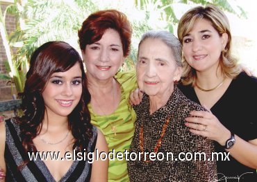 30092007
Margarita Asúnsolo de Villarreal, Irene Villarreal de Bollaín y Goitia, Sandra Bollaín y Goitia de Roiz y Ana Paola Roiz Bollaín y Goitia.