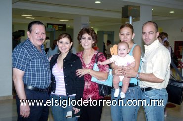 26092007
Julián Goray, César Villalpando y Aracely Goray viajaron a Las Vegas, los despidieron familiares.