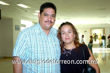 27092007
Enrique González viajó a Tijuana, lo despidió Magdalena de González.