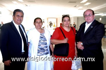 29092007
Félix y Sara Gaxiola viajaron a Guadalajara, los despidieron Javier y Lidia.