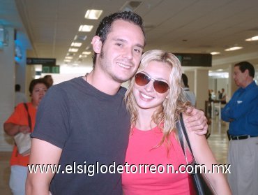 30092007
Bernardo Reyes viajó a Guadalajara, lo despidió Marlenne Dacarett.