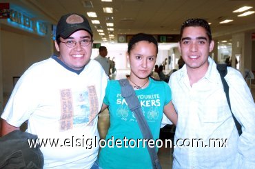30092007
Luis Jalil González viajó a Guadalajara, lo despidieron Anuar González y Alba Acosta.