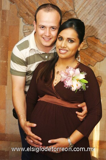 28092007
Yasmín Moreno de Montes junto a su esposo Mario Montes Escobedo, en su fiesta de canastilla.