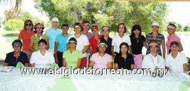26092007
Grupo de madrinas que le dieron la bienvenida a varias deportistas de golf, a quienes le llaman sus ahijadas, que se sumarán a los torneos de golf del Club Campestre Torreón.
