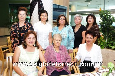 30092007
Haydeé de Galindo y Lety de Ibáñez festejaron sus cumpleaños, acompañadas de Alma Sánchez, Silvia Duarte, Gaby Ríos, Cecy González, Hilda González y Ángeles de Santiago.