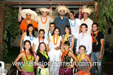30092007
Penélope Anaís Meza González y José Antonio Soriano Ruiz recibieron muchas felicitaciones por su próxima boda, por parte de sus amistades.