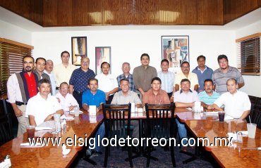 30092007
Reunión de la Unión de Varones de la Primera Iglesia Bautista de Torreón, en su celebración del Día del Pastor junto a su pastor Francisco Castillo Carlos.