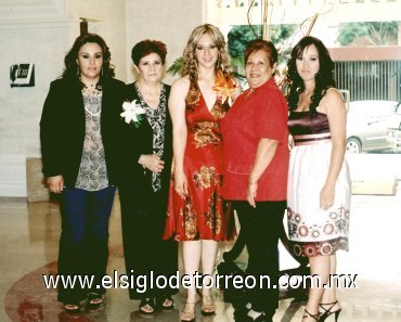 26092007
Rayo Lozoya, Antonia Martínez de Lozoya, Graciela Contreras y Gabriela López junto a Yamili.