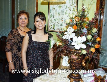 26092007
Verónica Flores Ruiz junto a su mamá, Belem Ruiz, quien le organizó una despedida de soltera por su próxima boda con Federico Soto.
