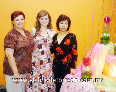 27092007
Ana Lucía Corpus Prieto junto a Graciela Villanueva de Valero y Lucía Prieto de Corpus, quienes le ofrecieron una fiesta pre nupcial.