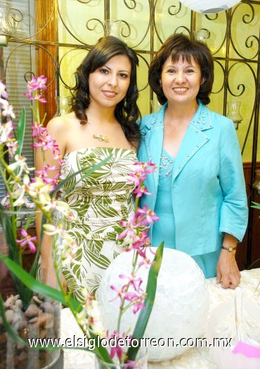 28092007
Miriam Aldana Martínez junto a María Martínez de Aldana, anfitriona de su despedida