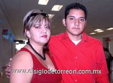 01102007
María del Carmen Villaseñor viajó a California, la despidió Eduardo Hernández.