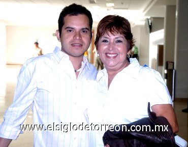 01102007
Moisés Garay y María Santos Duéñez viajaron a Florida.
