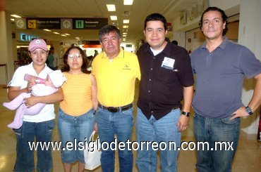 02102007
Juan Martínez viajó a Atlanta y lo despidieron Francisco y Lucero Martínez, Catalina Silva, Daniel Octubre y Fátima Hernández.