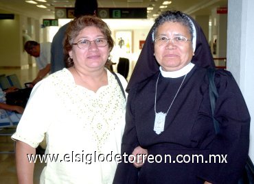 02102007
La Hermana Socorro Lozoya viajó a Texas y la despidió Mayela Lozoya.
