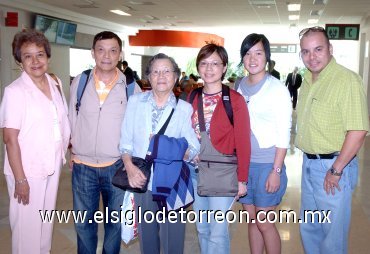 02102007
María del Refugio Lee, Roberto Wong, Rose Mary y Jessica Lock llegaron a Torreón desde Asutralia y los recibieron Alicia Yee, Roberto Aguilera y Miguel Espino.