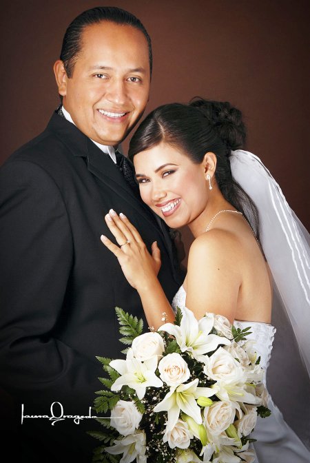 Lic. Jesús Alejandro Sandoval Sotelo y Lic. María Guadalupe Vera González unieron su vida en sagrado matrimonio en la parroquia de San Isidro Labrador, el sábado 25 de agosto de 2007. 

Estudio Laura Grageda.