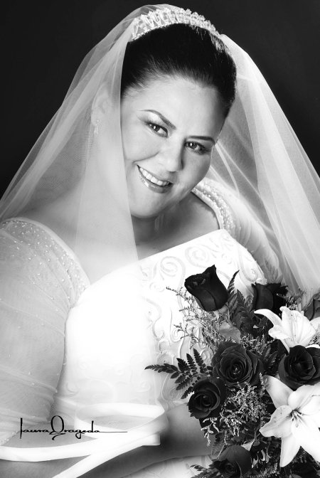 C.P. Carmen Beatriz Holguín Medrano, el día de su boda con el Sr. Marcelo Villagrana Robles.

Estudio Laura Grageda.