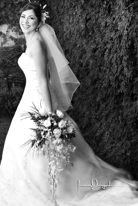 L.C.I. Beatriz Adriana Rodríguez Cervantes, el día de su boda con el L.S.C.A. José Alfredo Quintero.

Estudio Laura Grageda.