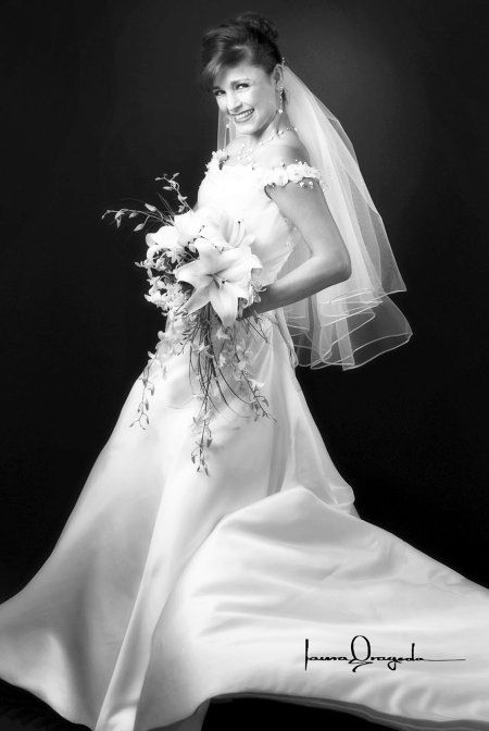 Srita. Bertha Adriana Enríquez Martell, el día de su enlace nupcial con el Sr. Enrique Luna Sáenz.

Estudio Laura Grageda.