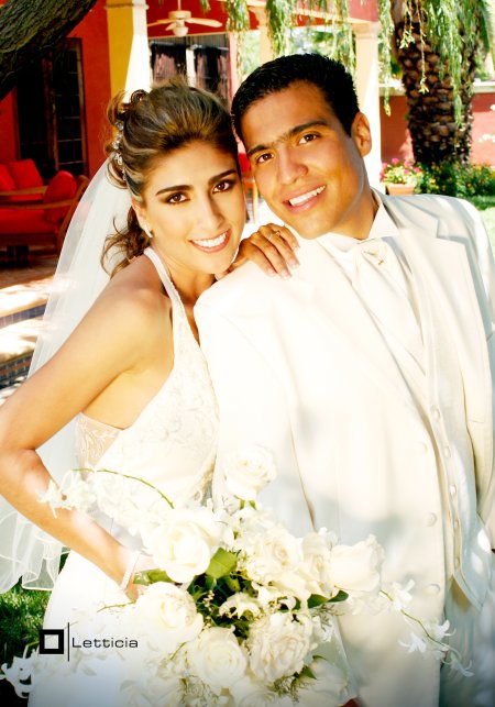 Sr. Raúl Martínez Mojica y Srita. Mayela Barajas Trigo recibieron la bendición nupcial en la parroquia de San Lorenzo, el sábado 28 de julio de 2007.

Estudio Letticia.