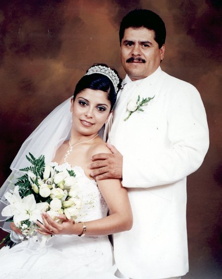 C.P. Hugo Alberto Salazar Perales y C.P. Nancy Patricia Terrones Castillo contrajeron nupcias en la Catedral de Nuestra Señora del Carmen, el sábado  8 de julio de 2007. 

Estudio Ángel.