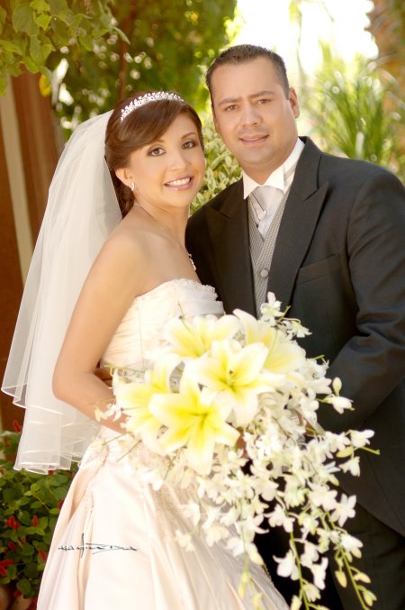 Sr. Jorge Alberto Morales Flores y Srita. Gabriela Gutiérrez Frayre contrajeron nupcia en la parroquia de San José, el sábado ocho de septiembre de 2007. 

Estudio Carlos Maqueda.