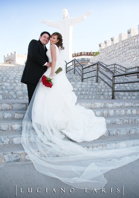 Sr. Jesús Wilfredo Rodríguez Quiñones y Srita. Laura Argentina Martínez Eguiarte unieron sus vidas en sagrado matrimonio en el Santuario del Cerro de la Noas, el sábado ocho de septiembre de 2007. 
Estudio Luciano Laris