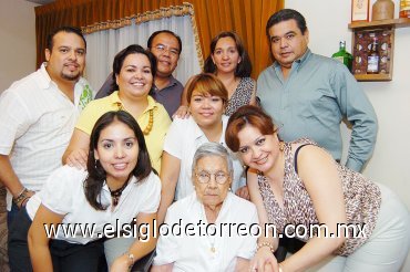 03102007
Doña Consuelo Muñiz de Álvarez celebró sus 94 años de vida en compañía de sus hijas, nietos, bisnietos y demás familiares.