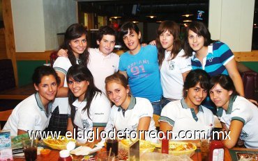 04102007
Amigas de Ricky lo felicitaron también.