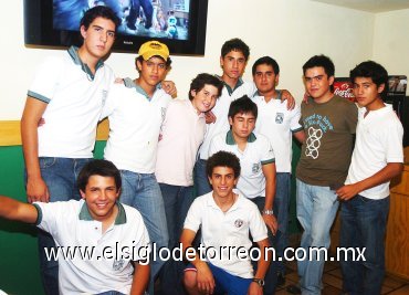 04102007
Ricky se tomó la foto del recuerdo junto a sus “cuates”.