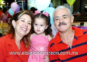 04102007
La festejada acompañada de sus abuelos paternos, Dulce de Ramírez y Jaime Ramírez.