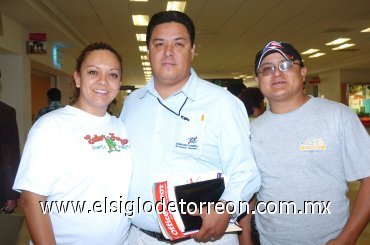 03102007
José Carlos Meléndez viajó a Mazatlán, lo despidieron Jesús y Mónica López.