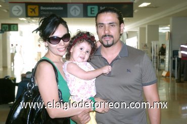 04102007
Gilberto Cassio viajó a Campeche, lo despidieron Brenda de Cassio y Brendita.