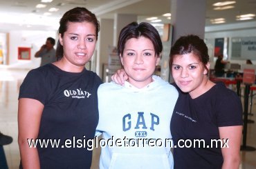 04102007
Paola Valdés viajó a Madrid, la despidieron Alejandra y María Elena Valdés.