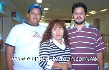 05102007
Genoveva Hernández viajó a Los Ángeles, la despidieron Rodolfo y Francisco Lara.