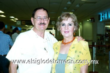 05102007
Margarita de la Peña viajó a Tampico, la despidió Eduardo de la Peña.